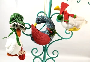 3 Vintage Stoff Gänse Gans Weihnachtsschmuck ~ Haube Handtasche Strumpf Mütze Schal - Bild 1 von 24