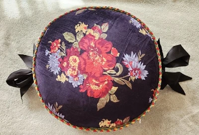 Almohada redonda de terciopelo Mackenzie-Childs 1 ramillete mercado de flores negras 16" GVC Foto 1 de 4