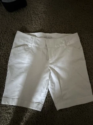 Bermuda Alice And Olivia Feminina 4 Branca Empregada Numero De Modele EUA - Imagem 1 de 4