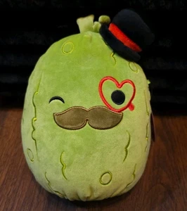 Squishmallow 10 pollici Carlo il sottaceto con baffi e cuore rosso monocolo - Foto 1 di 3