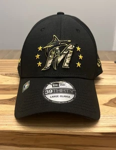 NUEVO CON ETIQUETAS - NUEVO ERA Miami Marlins 2024 Día de las Fuerzas Armadas 39THIRTY Elástico L/XL Negro - Imagen 1 de 9