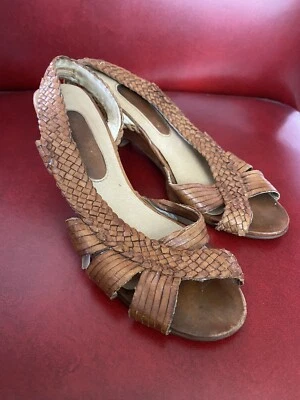 Tacones de gatito de madera con punta abierta de cuero Qualicraft vintage de los años 70 talla 7 trenzados Foto 1 de 4