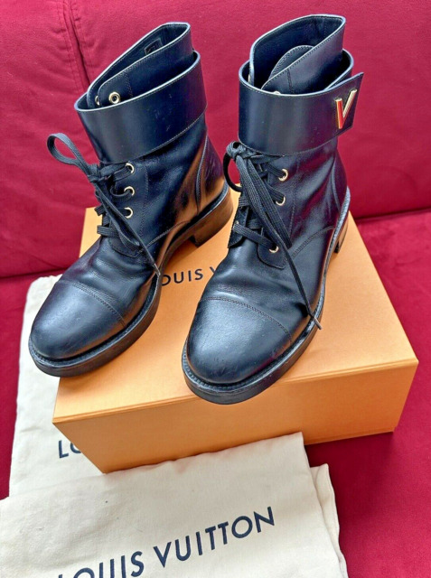 Louis VUITTON. Par de botas negras de nobuck. T 37,5