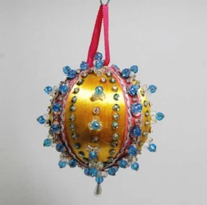 Pallina ornamento natalizio vintage anni 60/70 oro satinato, rosa e blu con perline 3,5" B23 - Foto 1 di 1