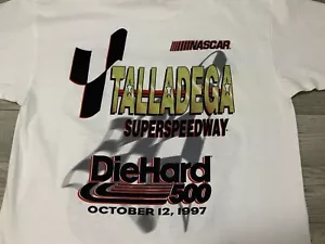 Camicia Talladega Large 1997 Nuova con etichette DieHard 500 Superspeedway punto singolo - Foto 1 di 15