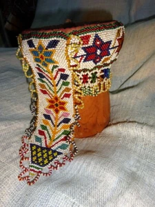 Soporte de cabeza de olla de agua tribal Indhoni Beadwork India de colección Moti Bharat - Imagen 1 de 12