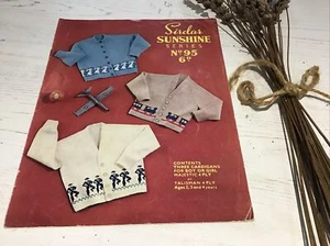 Sirdar Sunshine Series modello vintage a maglia. N. 95. Tre cardigan - Foto 1 di 4