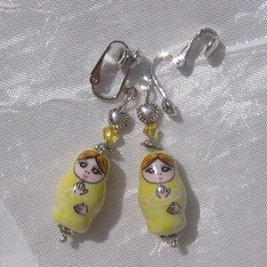 CLIPS OU BOUCLES D'OREILLES DORMEUSES JAUNES "MATRIOCHKA SOLEIL" sans nickel - Picture 1 of 1