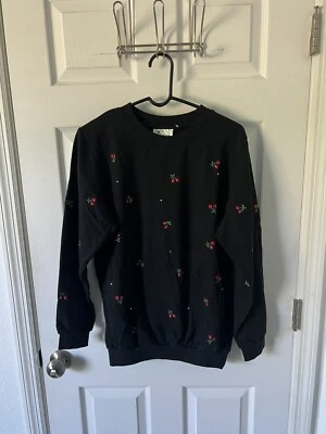 Moletom feminino The Quacker Factory tamanho médio preto com estampa de cerejas - Imagem 1 de 3