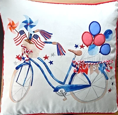 CESTA BICICLETA ALMOHADA PLUMA BORDADA STOREHOUSE AMERICANA, ROJO BLANCO Y AZUL Foto 1 de 4