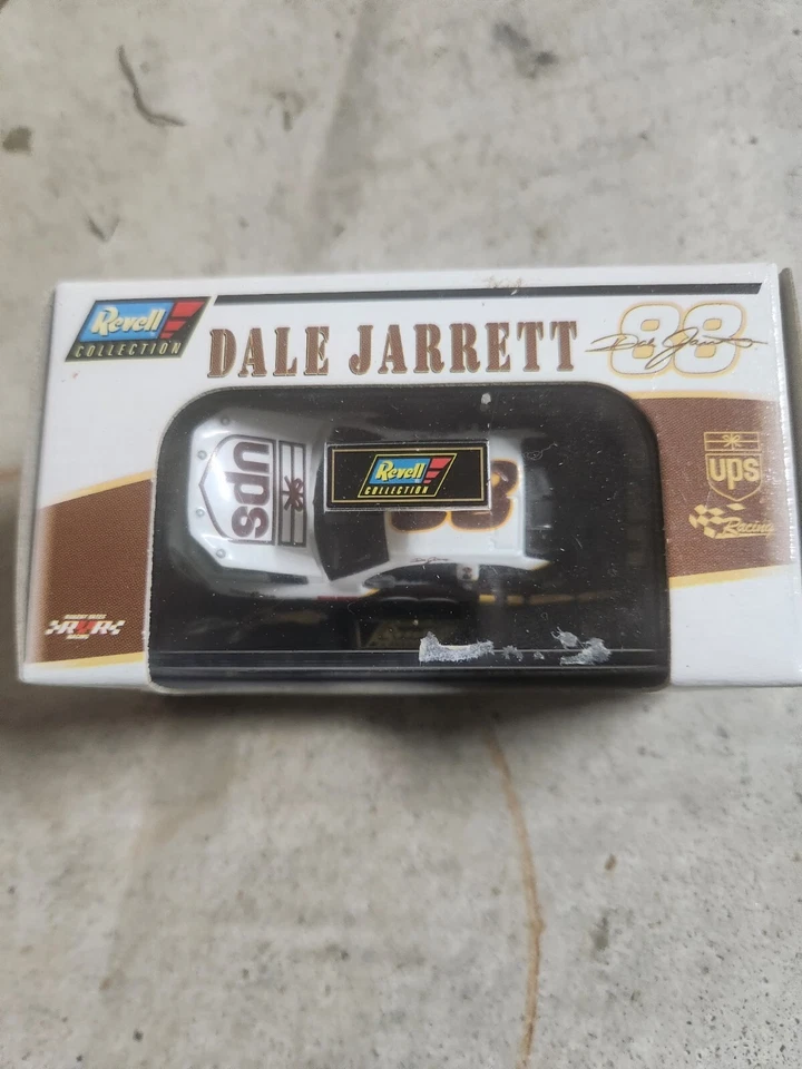 Revell Collection Dale Jarrett #88 2001 UPS Ford Taurus 1/64 Scale Diecast