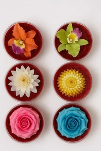 6er Set Blumenseife in runden Klarsichtboxen Seifenblumen Duftend Geschenk Deko - Bild 1 von 2