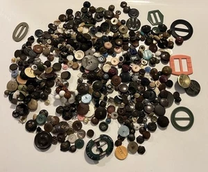 Enorme lotto bottoni antichi vintage tutte le misure celluloide bachelite plastica metallo 200+ - Foto 1 di 4