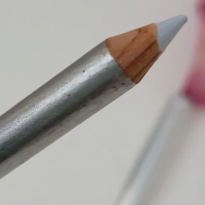 LANCOME LE CRAYON MIRACLE LUMIERE DEFATIGANTE 0,065 oz PRATA - Imagem 1 de 3