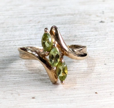 9ct Yellow Gold Ring Peridot Stones Full UK Hallmarked ring Size M - Image 1 of 4