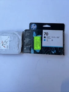 Genuine HP 70 Matte Black & Cyan Printhead C9404A Expired March 2021 - Afbeelding 1 van 7