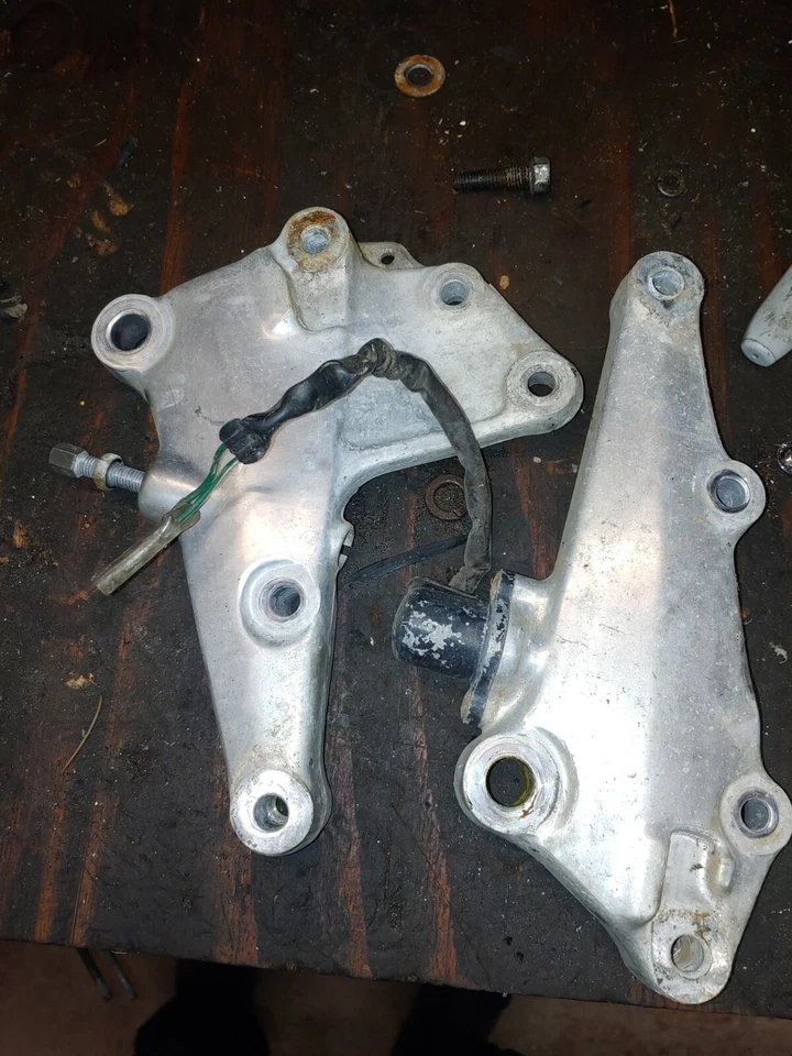 1978 Honda CB400A Hawk pé esquerdo direito suporte de escape e suporte de freio - Imagem 1 de 2