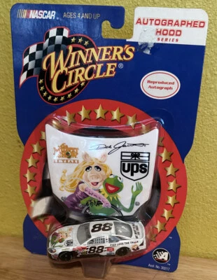 Dale Jarrett #88 The Muppet Show 25 años escala 1:64 Nascar diecast con capucha Foto 1 de 2