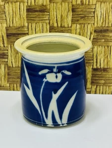 Vaso de gres miniatura azul vintage arte cerámica estampada con una corona + Beru 4 pulgadas - Imagen 1 de 15