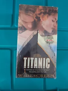 Titanic Sealed Brand New VHS 1998 - Kat Winslet - Leonardo DiCaprio - 2 Tapes - Foto 1 di 4