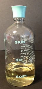 Botella de vidrio de aceite de baño emoliente Avon Skin-So-Soft de colección en relieve NYC NY 8 oz - Imagen 1 de 7