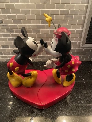 Auténticas esculturas de besos de Mickey y Minnie de Disney Foto 1 de 4
