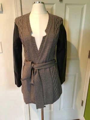 NUEVO CON ETIQUETAS $325 VINCE Lana Cachemira Mezcla Gris Cable Tejido Cárdigan Mangas Cuero M Foto 1 de 4