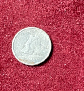 1961 Canadian 80% Silver Dime Elizabeth 11 Coin - Picture 1 of 2