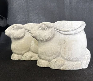 2 Stück The Stone Bunny Hasen 1994 Telle M Stein Künstler Kerzenständer Halter RAR - Bild 1 von 11