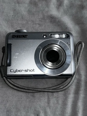 Sony Cyber-shot DSC-S650 7.2MP Digital Camera - Silver - Image 1 of 4