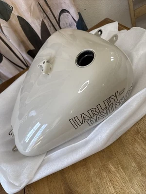 Harley M8 Softail 22-24 Fxlrs Fxlrst 白色沙珍珠燃气油箱 61000963EVD — 第 1/4 张图片
