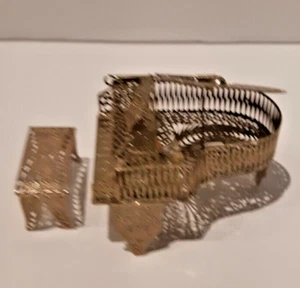Adorno de banco y piano de cola dorado sobre latón. Miniatura - Imagen 1 de 12