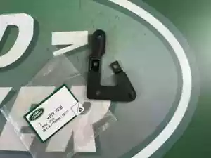 Land Rover Discovery 2 II OEM Right RH Mirror Mounting Bracket BTR7838 CRW500060 - Picture 1 of 1