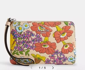 NWT COACH IVORY SMALL CORNER ZIP WRISTLET WITH FLORAL PRINT CR946 - Picture 1 of 6