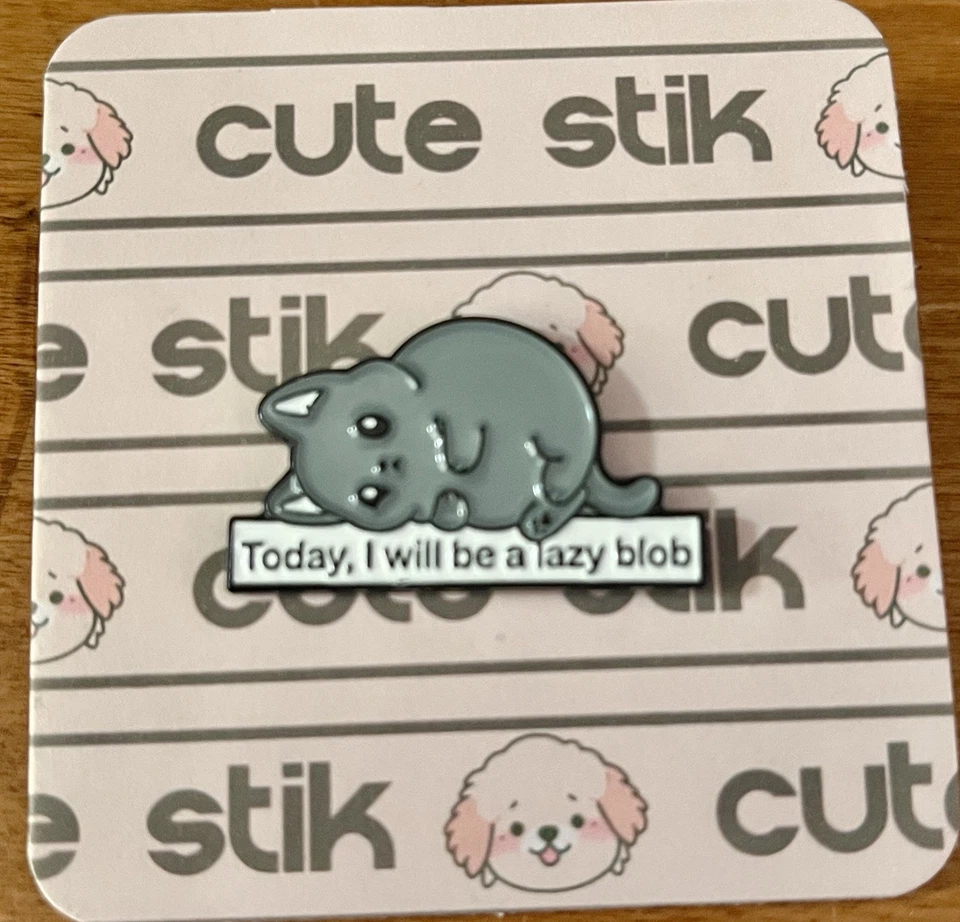 Lindo prendedor de solapa esmaltado gris divertido “Today, I Will Be A Lazy Blob” Foto 1 de 1