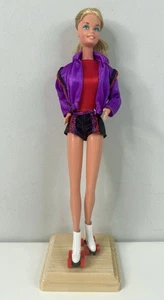 Barbie vintage bambola pattinaggio a rotelle 1980 vestito e pattini originali, mancano i calzini - Foto 1 di 3