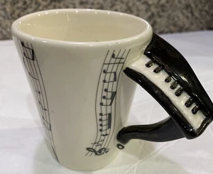 Taza de café beige y blanco con mango de teclado llave de agudos - Imagen 1 de 3