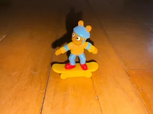 PBS Bambini Arthur su Skateboard PVC Aardvark 2" PVC Figura Wendy's Giocattolo Pasto Bambini - Foto 1 di 5
