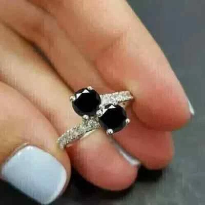 Anillo de compromiso para mujer de diamantes creados en laboratorio de corte redondo de 2 quilates enchapado en oro blanco de 14 k Foto 1 de 4