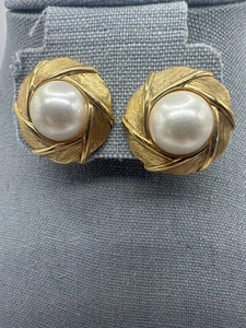Vintage Napier Gold Tone Faux Pearl Earrings Signed Round Stud Pierced Classic - Picture 1 of 9