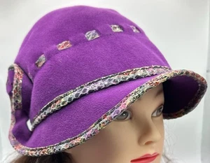 Cappello Cloche Sarah Havens Millinery Viola Moda Design Unico Taglia 7 1/8 Medium - Foto 1 di 7