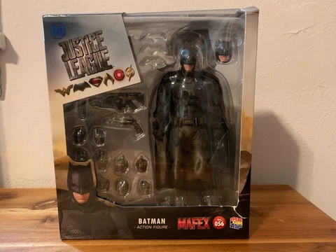 MAFEX DC JUSTICE LEAGUE BATMAN Cover