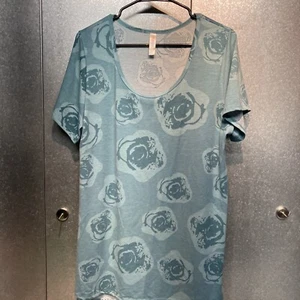 LuLaroe Short Sleeve Shirt-Blouse Size XL Blue Roses On A Blue Background  - Picture 1 of 13