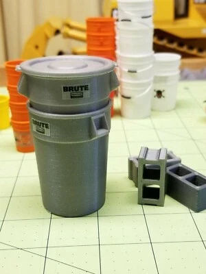 Dos (2) botes de basura vacíos tipo "bruto" RC con tapa extraíble escala 1/14 Foto 1 de 4