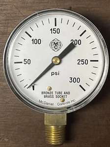 2 1/2 Zoll McDaniel Controls Manometer 300 psi 1/4 np Messing Sockel Bronze Rohr - Bild 1 von 3