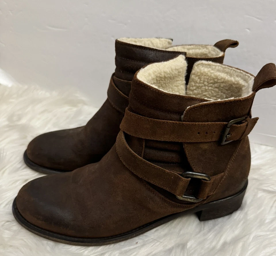 Sundance Molly Pitcher Sherpa Botines Botas Hebilla 39/8.5-9 Marrón Comodidad Foto 1 de 4