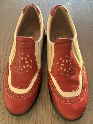 Zapatos de golf Sandbaggers talla 9,5 Madison rojos y beige sin cordones sin clavos para mujer "GENIALES" Foto 1 de 4