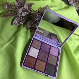  I 💜 Revolution Eyeshadow Palette Fortune Seeker  - New -Beautiful Glitter Lid  - Picture 1 of 3