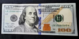 2 PRINTING ERRORS on the FRONT of this $100 Bill. LB15066069A. 2009A. WOW! - Picture 1 of 6