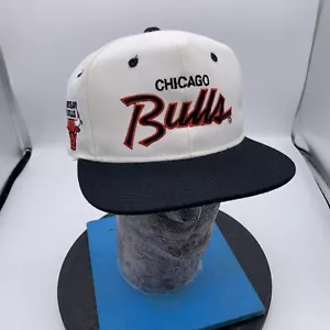 Nuevo con etiquetas Chicago Bulls Sports Specialties Single Line Script Sombrero Snapback Blanco Negro - Imagen 1 de 13
